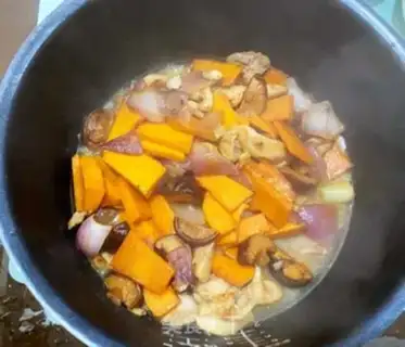 Make Pumpkin chicken-leg rice step 4