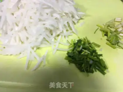 Make Shrimp skin and radish step 1