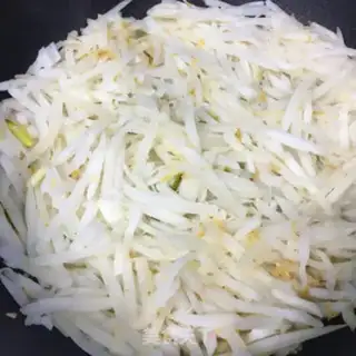 Make Shrimp skin and radish step 4