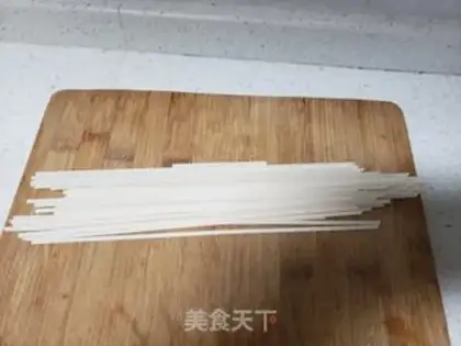 Make Sausage shrimp noodles step 2