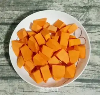Make Quinoa silver ear pumpkin porridge step 1