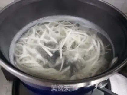 Make Sausage shrimp noodles step 4