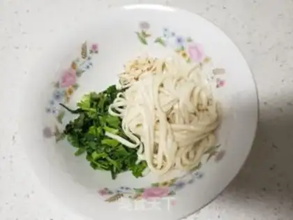 Make Sausage shrimp noodles step 5