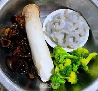 Make Orchid almonds, mushrooms, lumber shrimp step 0