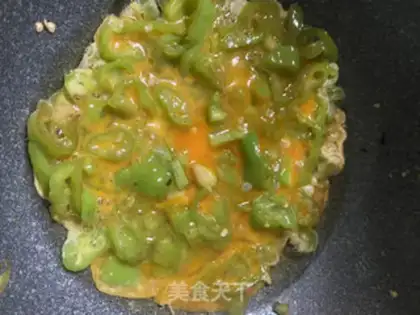 Make Pepper fried eggs step 3
