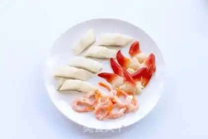 Make Seafood Christmas pizza step 1