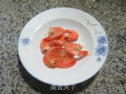 Make Shrimp eggs and radish soup step 1