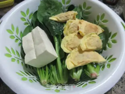Make Egg dumpling tofu spinach step 0