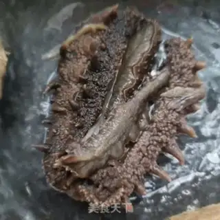 Make Sea cucumber sauerkraut noodles step 1