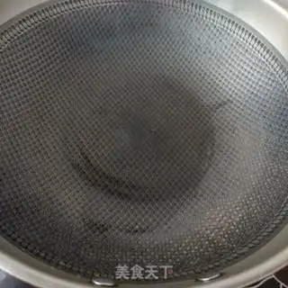 Make Sea cucumber sauerkraut noodles step 2