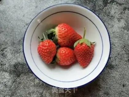 Make Strawberry nut yogurt step 1