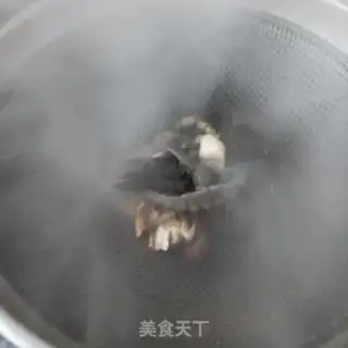 Make Sea cucumber sauerkraut noodles step 3