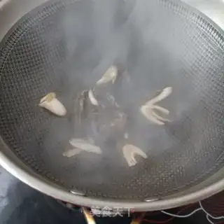 Make Sea cucumber sauerkraut noodles step 4