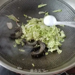 Make Sea cucumber sauerkraut noodles step 5