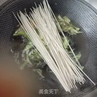 Make Sea cucumber sauerkraut noodles step 7