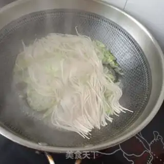 Make Sea cucumber sauerkraut noodles step 8