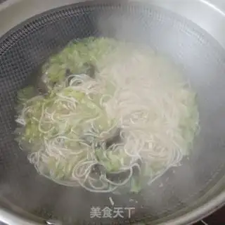 Make Sea cucumber sauerkraut noodles step 10