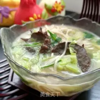 Make Sea cucumber sauerkraut noodles step 12