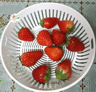 Make Strawberry Snowman step 0