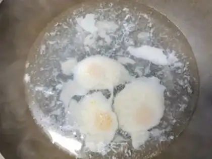 Make Sour soup and eggs step 4