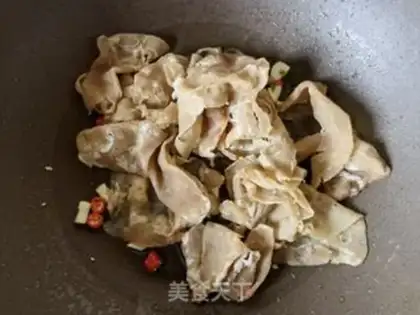 Make Black pepper sauce, beef rolls step 5