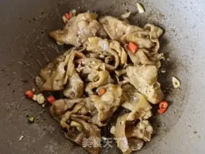 Make Black pepper sauce, beef rolls step 7