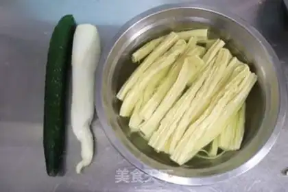 Make The cucumbers are white and fried step 0