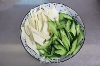 Make The cucumbers are white and fried step 1
