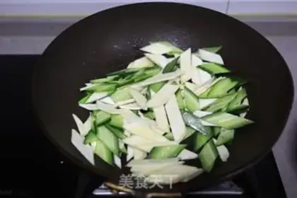 Make The cucumbers are white and fried step 4