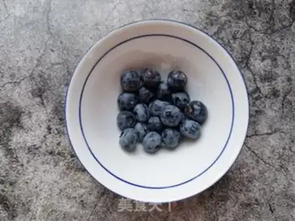 Make Blueberry sour milk cup step 0