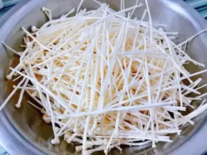 Make Shrimp bean curd, gilder, mushroom soup step 1