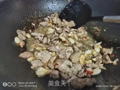 Make "Hand-to-bread black pepper beef." step 8