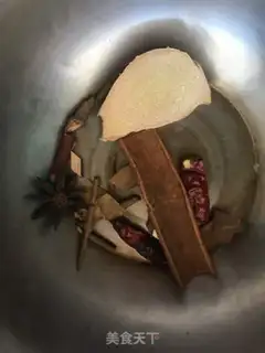 Make Burn the tail of a pig step 1