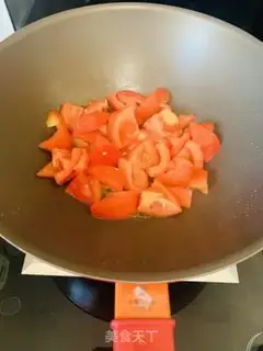 Make Tomato egg spinach noodles step 1