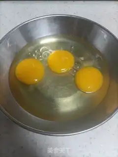 Make Scrambled eggs step 1
