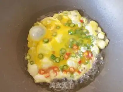 Make Cream pepper egg fried rice step 4