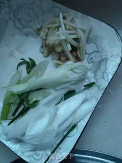 Make Onion fried lamb step 1