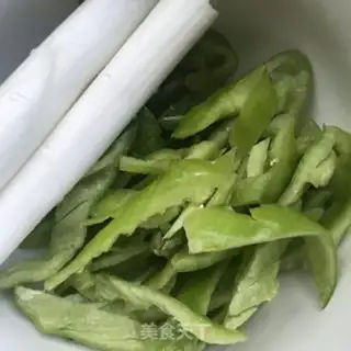 Make Garlic tomato egg noodles step 1