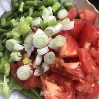 Make Garlic tomato egg noodles step 3