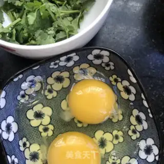 Make Garlic tomato egg noodles step 4