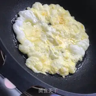 Make Garlic tomato egg noodles step 5