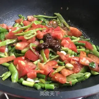 Make Garlic tomato egg noodles step 6