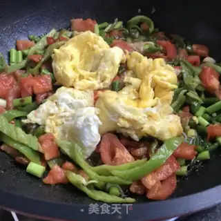 Make Garlic tomato egg noodles step 7