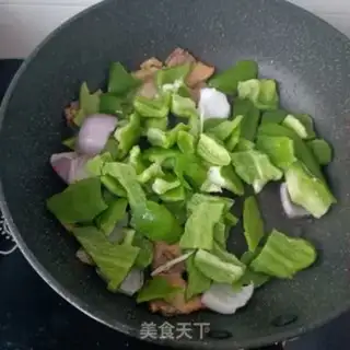 Make Go back to the pot and fry the pepper step 6