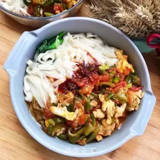 Make Garlic tomato egg noodles step 12