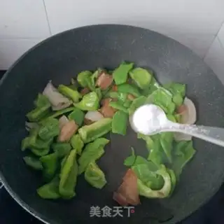 Make Go back to the pot and fry the pepper step 7