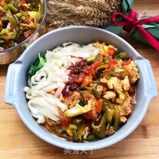 Make Garlic tomato egg noodles step 13