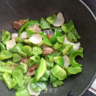 Make Go back to the pot and fry the pepper step 8