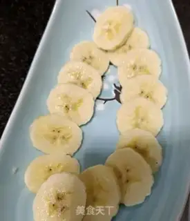 Make Banana monkeys with yogurt step 2