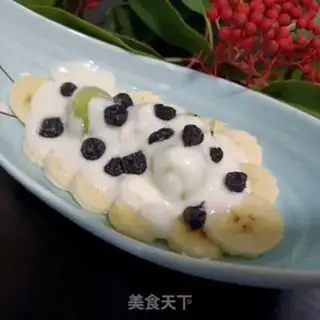 Make Banana monkeys with yogurt step 7